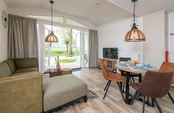 Een luxe ingerichte woonkamer van een vakantiehuisje in Zuid Holland